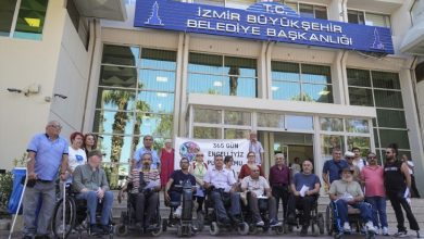 365 Gün Engelliyiz Platformu üyeleri, İzmir Büyükşehir Belediyesi önünde açıklama yapıyor.