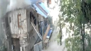 Yanan ahşap evin kamera görüntüsü.