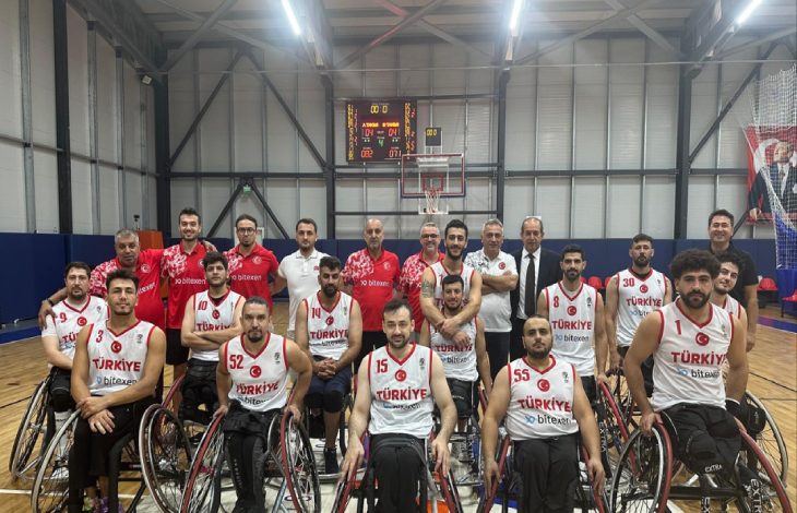 Tekerlekli Sandalye Basketbol A Milli Takımımız, teknik heyet ile poz veriyor.
