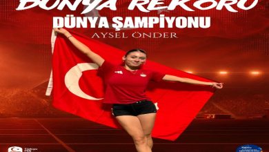 Görselde, milli sporcu Aysel Önder kırmızı formasıyla elinde Türk bayrağı taşıyarak poz veriyor. Üst kısımda büyük harflerle “Dünya Rekoru – Dünya Şampiyonu Aysel Önder” yazısı yer alıyor. Arka planda stadyum ışıkları ve kırmızı tonlarda tasarlanmış bir zemin bulunuyor. Alt köşelerde Türkiye Milli Paralimpik Komitesi ve şampiyona logoları görülüyor.