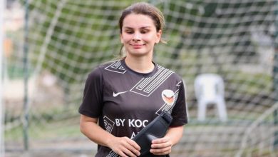 Görselde görme engelli sporcu Gülşah Aktürk yer alıyor. Görme engelli sporcu bir futbol sahasında durarak kameranın olduğu yöne doğru bakıyor.