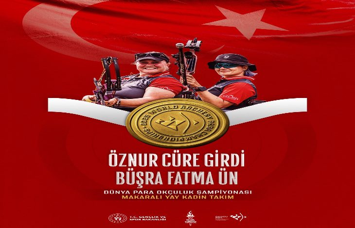 Görselde, Türk bayrağı fonu önünde iki milli para okçu yer alıyor: Öznur Cüre Girdi ve Büşra Fatma Ün. Sporcular, ellerinde yaylarla poz verirken, ortada büyük bir altın madalya görseli bulunuyor. Alt kısımda, ikilinin Dünya Para Okçuluk Şampiyonası’nda kadınlar makaralı yay takım kategorisinde şampiyon olduğu yazıyor.