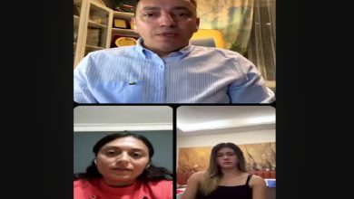 Görselde, üst kısımda Mehmet Kızıltaş; sağ alt köşede milli atletizm özel sporcusu Aysel Önder; sol alt köşede ise antrenörü Damla Tan yer alıyor.