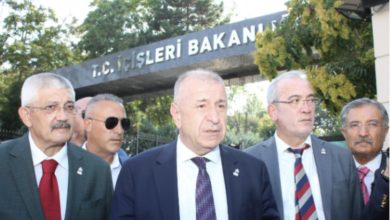 Fotoğrafta, Zafer Partisi Genel Başkanı Ümit Özdağ ve beraberindeki heyet, T.C. İçişleri Bakanlığı tabelasının önünde basın açıklaması yapar pozisyonda görülüyor. Grup takım elbiseli, ciddi ifadelerle kameraya bakıyor. Arka planda yeşil ağaçlar ve bakanlık giriş kapısı dikkat çekiyor.