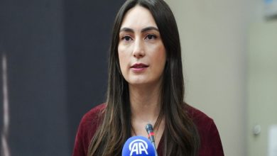 Gençlik ve Spor Bakanlığı Uluslararası Projeler Daire Başkanı ve Proje Koordinatörü Ümran Başar kürsüde konuşma yapıyor.