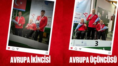Görselde, kırmızı arka plan üzerine yerleştirilmiş iki ayrı fotoğraf kolajı yer alıyor. Her iki karede de Türkiye'yi temsil eden milli para atıcılık sporcuları görülüyor. Sol karede: Üç erkek sporcu, kırmızı milli eşofmanlarıyla Türk bayrağı önünde poz veriyor. Boyunlarında madalyaları, ellerinde çiçek buketleri bulunuyor. Üst kısımda “AVRUPA İKİNCİSİ” ifadesi yer alıyor. Sağ karede: İki kadın ve bir erkek sporcu, podyumun üçüncü basamağında poz vermiş. Onlar da madalyalarını takmış, çiçek buketleriyle birlikte gururla gülümsüyorlar. Üstte “AVRUPA ÜÇÜNCÜSÜ” yazıyor. Her iki görselin altında Türkiye Bedensel Engelliler Spor Federasyonu logosu yer almakta. Arka plan, başarıya vurgu yapan kırmızı tonuyla etkileyici bir bütünlük oluşturuyor.