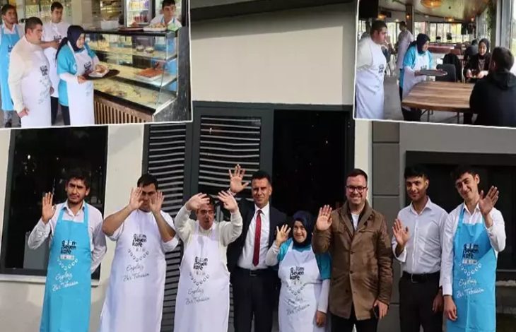 Görselde, önlük giymiş bir grup kişi bir kafenin önünde poz veriyor ve gülümseyerek el sallıyor. Aralarında down sendromlu bireyler de bulunuyor. Üst kısımdaki küçük karelerde ise aynı kişilerin kafede çalıştıkları, müşterilere hizmet ettikleri ve tezgâh arkasında görev yaptıkları görülüyor. Fotoğraf, kapsayıcılığı ve toplumsal farkındalığı yansıtan sıcak bir ortam sunuyor.