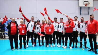 Goalball Erkek Milli Takımımız ve teknik heyet yan yana bayrak sallarken seviniyor.
