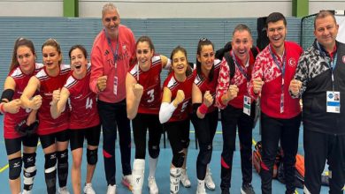 Kadın Goalball Milli Takımı ve teknik kadro sevinç içinde sağ yumruklarını sıkarak poz veriyor.