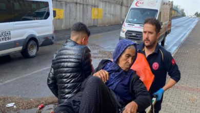 Sağlık personeli ve genç bir erkek vatandaş sedyede yatan engelli kadını götürüyor.