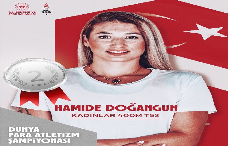 Görselde, Türk bayrağı fonu önünde beyaz tişörtlü bir kadın sporcu yer almakta. Üzerinde "HAMİDE DOĞANGÜN - Kadınlar 400m T53" yazısı dikkat çekiyor. Sol üst köşede Gençlik ve Spor Bakanlığı ile Türkiye Millî Paralimpik Komitesi logoları yer almakta. Sol alt köşede ise “Dünya Para Atletizm Şampiyonası” ifadesi bulunuyor. Görselin sol tarafında büyük bir gümüş madalya ikonu ile "2" numarası yer alıyor. Bu, sporcunun dünya şampiyonasında ikinci olarak gümüş madalya kazandığını ifade ediyor. Hamide Doğangün, gururlu ve kendinden emin bir duruş sergiliyor.