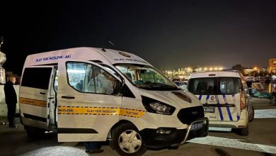 Olay yeri inceleme ve polis aracı yan yana bulunuyor.