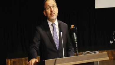 TBMM Engelli Bireylerin Sorunlarını Araştırma Komisyonu Başkanı ve İzmir Milletvekili Dr. Mehmet Muharrem Kasapoğlu, kürsüde konuşma yapıyor.