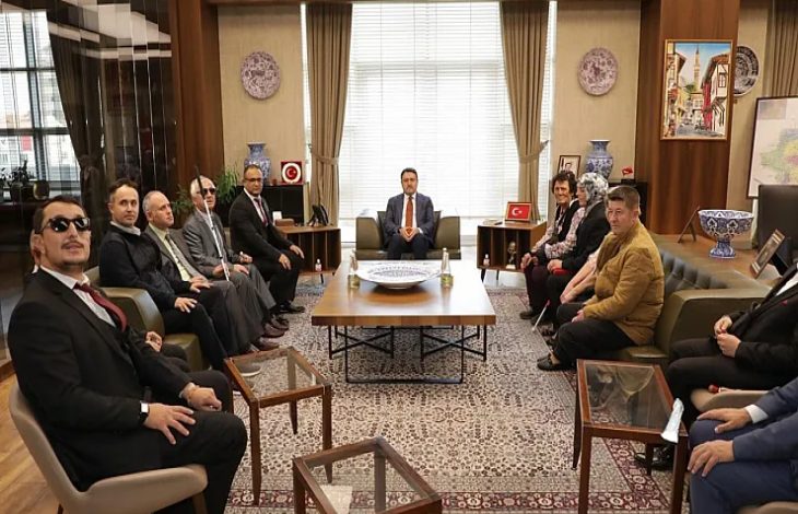 Görselde, Kütahya Valisi Musa Işın, Altı Nokta Körler Derneği Kütahya Şube Başkanı İsmail Barış ve dernek yönetim kurulu üyeleri yer alıyor.