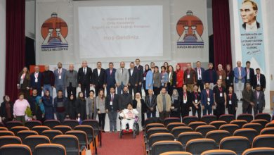 Fotoğrafta, bir konferans salonunda çekilmiş kalabalık bir grup görülüyor. Sahnenin arkasında “4. Uluslararası Katılımlı Orta Karadeniz Engelli ve Yaşlı Sağlığı Kongresi – Hoş Geldiniz” yazılı bir sunum yansıtılmış. Sahnenin her iki yanında “Havza Belediyesi” logoları ve Mustafa Kemal Atatürk’ün portresi yer alıyor. Katılımcılar ön sırada ve sahne üzerinde grup halinde poz vermiş; aralarında kadınlar, erkekler ve bir tekerlekli sandalye kullanan kişi bulunuyor. Arka plandaki kırmızı perde ve salonun turuncu-siyah renkli koltukları dikkat çekiyor.