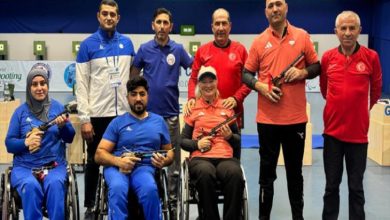 Para Atıcılar Aysel Özgan ve Murat Oğuz rakipleri ile beraber fotoğraf çektiriyor.