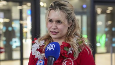 Dünya Şampiyonu Defne Kurt Anadolu Ajansı mikrofonuna açıklamada bulunuyor.