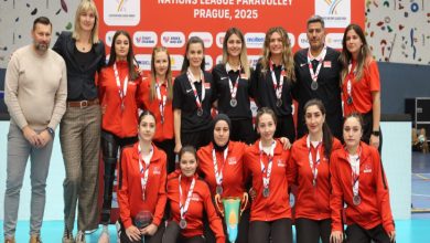 Oturarak Voleybol Kadın Milli Takımımız, teknik kadro ile beraber madalya pozu veriyor.