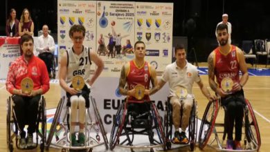 Avrupa Şampiyonası All Star 5 listesine seçilen Uğur Toprak ve diğer basketbolcular sahada yan yana bulunuyor.