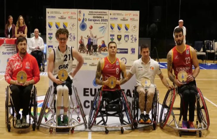 Avrupa Şampiyonası All Star 5 listesine seçilen Uğur Toprak ve diğer basketbolcular sahada yan yana bulunuyor.