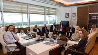 Solda, makam koltuğunda Anayasa Mahkemesi Üyesi Kenan Yaşar oturuyor, karşısında toplantıda bulunan Türkiye Barolar Birliği Engelli Hakları Komisyonu Üyeleri koltuklarda oturarak kameraya doğru bakıyorlar.