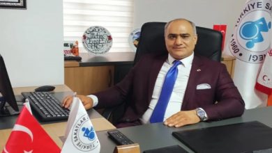 Türkiye Sakatlar Derneği Elazığ Şube Başkanı Metin Fırat makamında oturuyor.