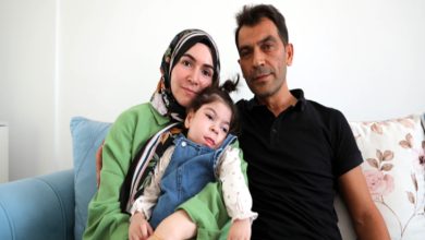 Sema ve Abdullah Bozoklar çifti yan yana oturup, engelli kızları Deniz Esin’i kucakta tutarak poz veriyorlar.