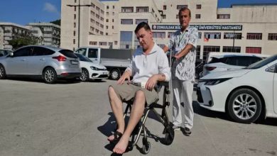 Aytaç Öztürk, tekerlekli sandalyede bulunuyor ve yakını olan erkek aracı sürüyor.