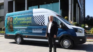 Engelli bireyler için hizmete sunulan minibüsün yanında Melikgazi Belediye Başkanı Mustafa Palancıoğlu bulunuyor.