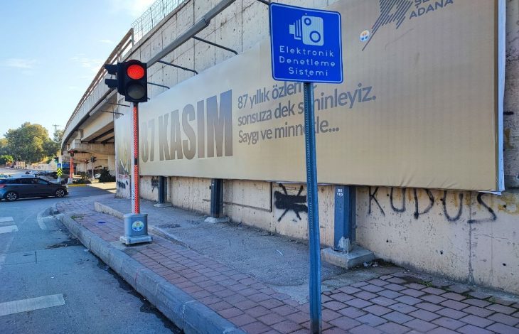 Kaldırımdaki engelli rampası konulan reklam panosu betonu ve sinyalizasyon direği ile işgal altında.