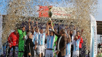 Başkent Ampute Futbol Gücü Takımı, büyük bir coşkuyla kaldırdıkları kupanın etrafında altın konfeti yağmuru altında sevinç çığlıkları atarken, sahnedeki herkes zaferin gururunu ve mutluluğunu paylaşıyor.