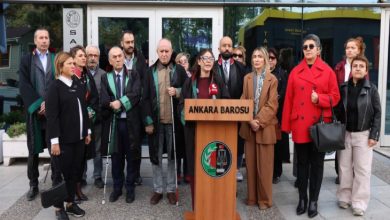 Ankara Barosu Engelli Hakları Merkezi üyeleri Ankara Barosu logolu kürsüde basın açıklaması yapıyor.