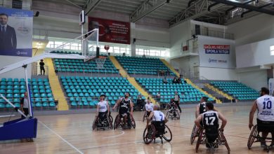 Bağcılar ve Beşiktaş Tekerlekli Sandalye Basketbol Takımı oyuncuları pota altında fileye girecek topa bakarken.
