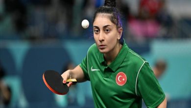 Para Masa Tenisi Özel Sporcu Ebru Acer raket tutarak maç yapıyor
