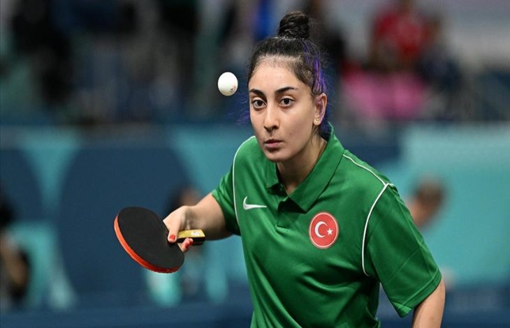 Para Masa Tenisi Özel Sporcu Ebru Acer raket tutarak maç yapıyor