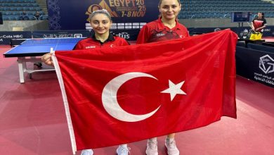 Milli özel sporcularımız Ebru Acer ve Sümeyra Türk, Türk Bayrağı tutarak poz veriyor.