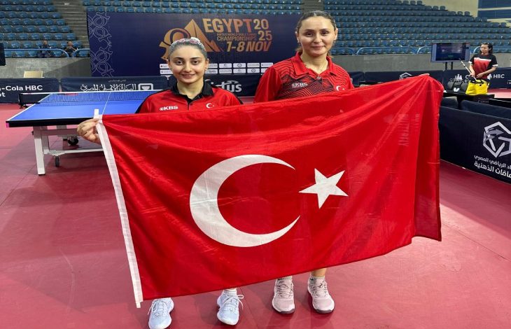 Milli özel sporcularımız Ebru Acer ve Sümeyra Türk, Türk Bayrağı tutarak poz veriyor.