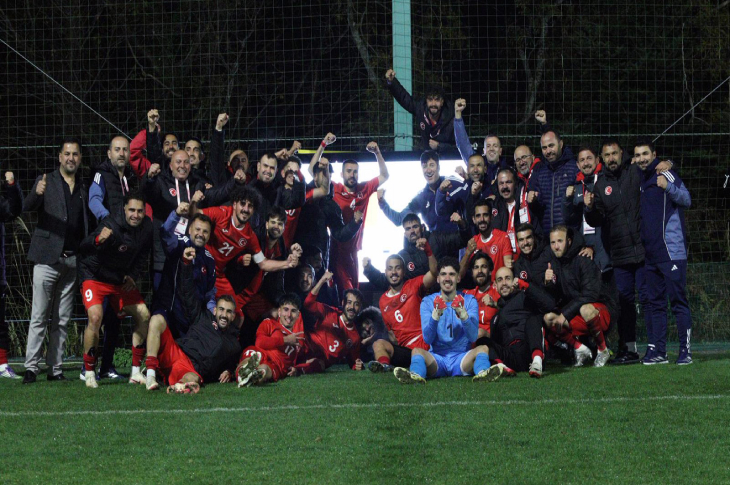 İşitme Engelli Erkek Futbol Millî Takımımız maç sonrası seviniyor.
