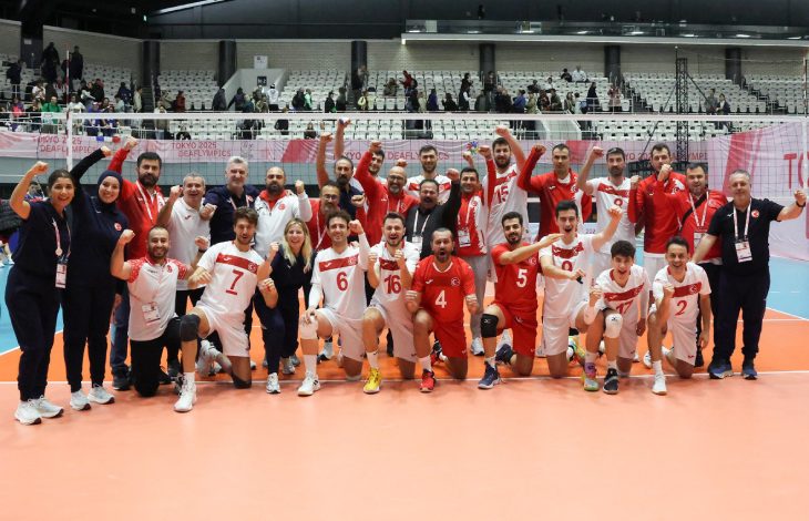 İşitme Engelliler Voleybol A Milli Takımı, yöneticiler ve teknik kadro parkede seviniyor.