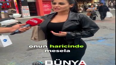 Kalabalık bir caddede yapılan sokak röportajında, siyah kıyafetli bir kadın mikrofon uzatılarak konuşurken görülüyor. Arkada mağazalar ve yürüyen insanlar var; görüntünün altında “Dünya Prodüksiyon” logosu yer alıyor.