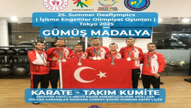 Görselde, Tokyo 2025 25. Summer Deaflympics’te gümüş madalya kazanan Erkek Karate Takım Kumite sporcuları yan yana duruyor. Üzerlerinde kırmızı–beyaz milli formalar var ve her biri boynunda gümüş madalyasını taşıyor. Ortada büyük bir Türk bayrağı tutuyorlar. Üst kısımda Deaflympics ve federasyon logoları, “Gümüş Madalya” yazısı yer alıyor. Alt bölümde sporcuların isimleri listelenmiş.