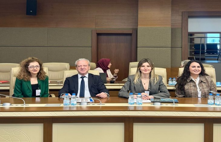 Soldan sağa Türkiye Barolar Birliği Engelli Hakları Komisyonu Sözcüsü Av. Özlem Kara, Koordinatörü Av. Kemal Aytaç, Yürütme Kurulu Üyesi Av. Deniz Yazgan ve Av. Eda Toktay oturumda yan yana oturuyor.