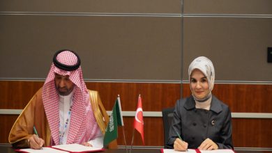 Aile ve Sosyal Hizmetler Bakanı Mahinur Özdemir Göktaş, Suudi Arabistan Krallığı İnsan Kaynakları ve Sosyal Kalkınma Bakanı Ahmed bin Sulaiman Al-Rajhi ile iş birliği mutabakat zaptı imzalıyor.