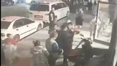 Sokakta yaşanan saldırı anının kamera görüntüsü.