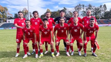 Türkiye İşitme Engelliler A Milli Futbol Takımı sahada maç öncesi seremoni pozu veriyor.