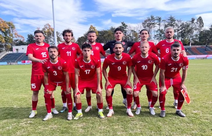 Türkiye İşitme Engelliler A Milli Futbol Takımı sahada maç öncesi seremoni pozu veriyor.