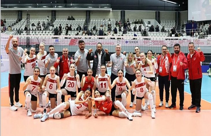İşitme Engelliler Kadın Voleybol Milli Takımımız teknik kadro ile sahada poz veriyor.
