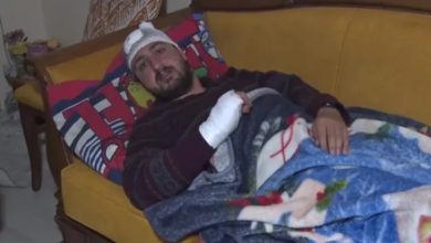 Darp edilen otizmli ve epilepsi hastası olan Ertuğrul Şenol, başı sargılı ve kolu alçılı durumda uzanıyor.