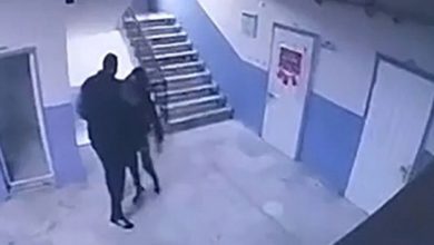 Okul müdürü otizmli öğrencinin kollarını tuttuğu anın kamera görüntüsü.