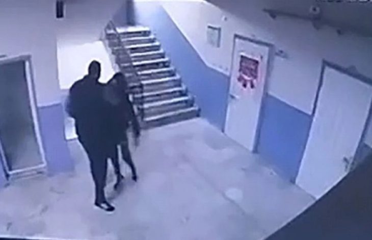 Okul müdürü otizmli öğrencinin kollarını tuttuğu anın kamera görüntüsü.